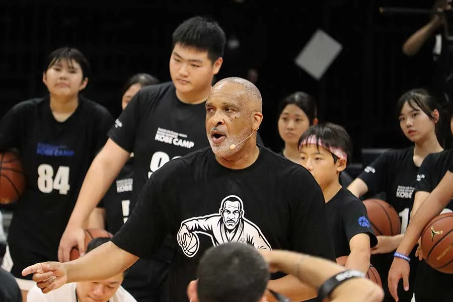 レブロンも遅刻しない！NBAコーチ・ハンディ氏が中高生に語った「凡事徹底」の真髄