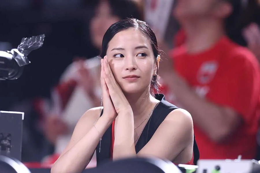 広瀬すずが有明アリーナに降臨！バスケ日本代表快勝を“普通席”でビール片手に熱烈応援